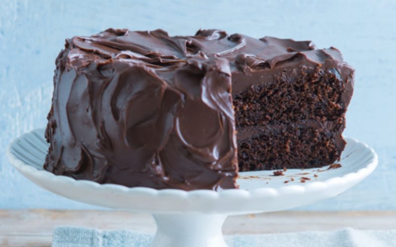 طريقة تحضير الكيكة الأسفنجية بالشوكولاتة جربيها ومش هتبطلي تعمليها لأطفالك