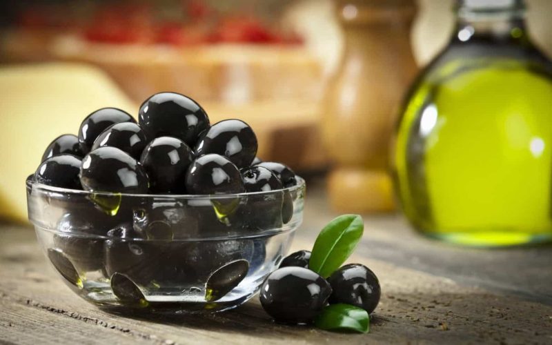 تخليل الزيتون الأسود بأكثر من طريقة سهلة وسريعة بطعم أحلي وأنظف من الجاهز