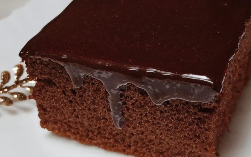 طريقة صنع كيكة الشوكولاتة الهشة في الخلاط في عشر دقائق فقط بأحلى طعم