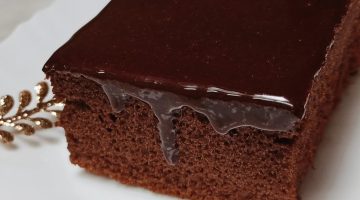 طريقة عمل كيكة الشوكولاتة بالصوص بمقادير سهلة وبطعم هش ولذيذ