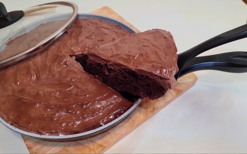 سريعة وبدون فرن .. طريقة تحضير كيكة الطاسة الإسفنجية اللذيذة الغرقانة بالشوكولاتة
